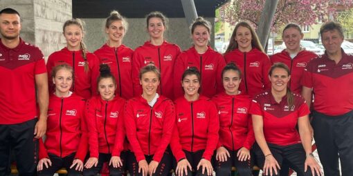 Damenteam mit Trainern