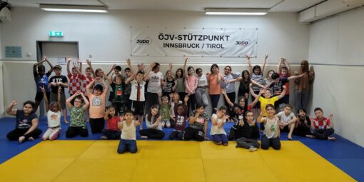 Gruppenfoto Kinder in der Judohalle