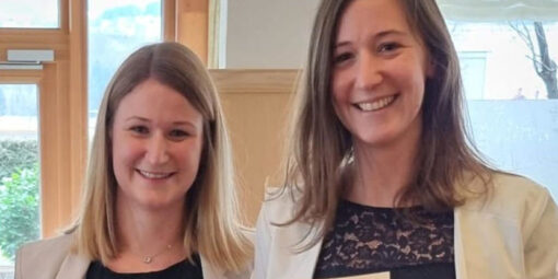 Stephi mit Urkunde neben Bianca