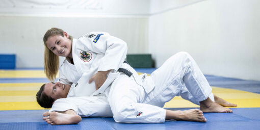 Pia Kraft hält einen Kesa Gatame. Bild © Tiroler Tageszeitung/Rita Falk